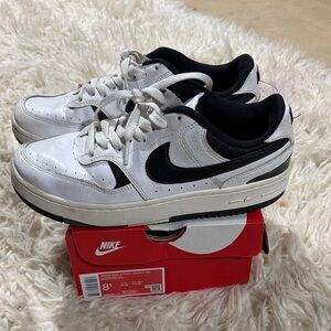 Nike Classic White and Black Low-Top Sneakers Gamma Force